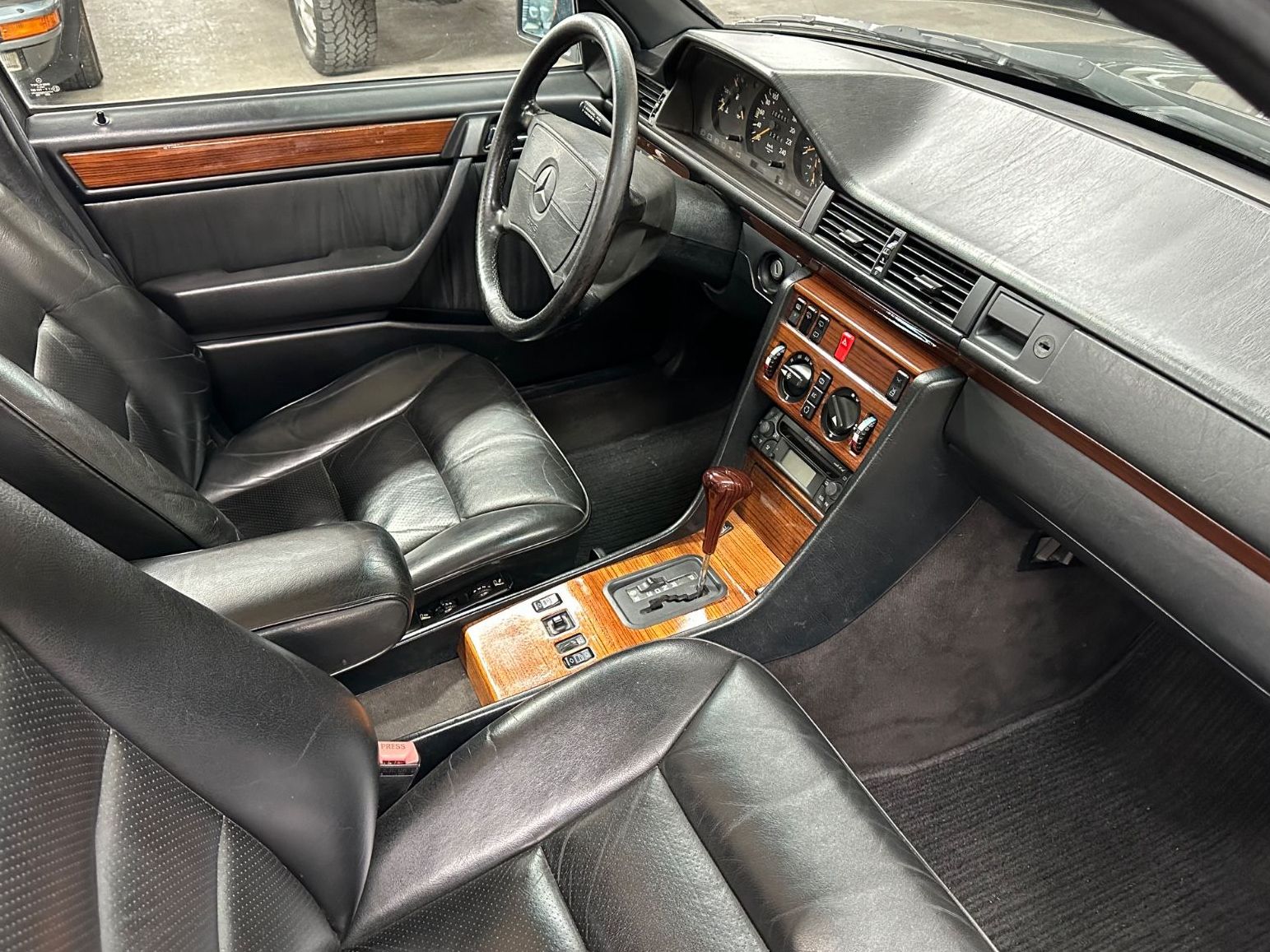 Fahrzeugabbildung Mercedes-Benz 300 TE S124 A LEDER KLIMA Technik/Karosserie gut