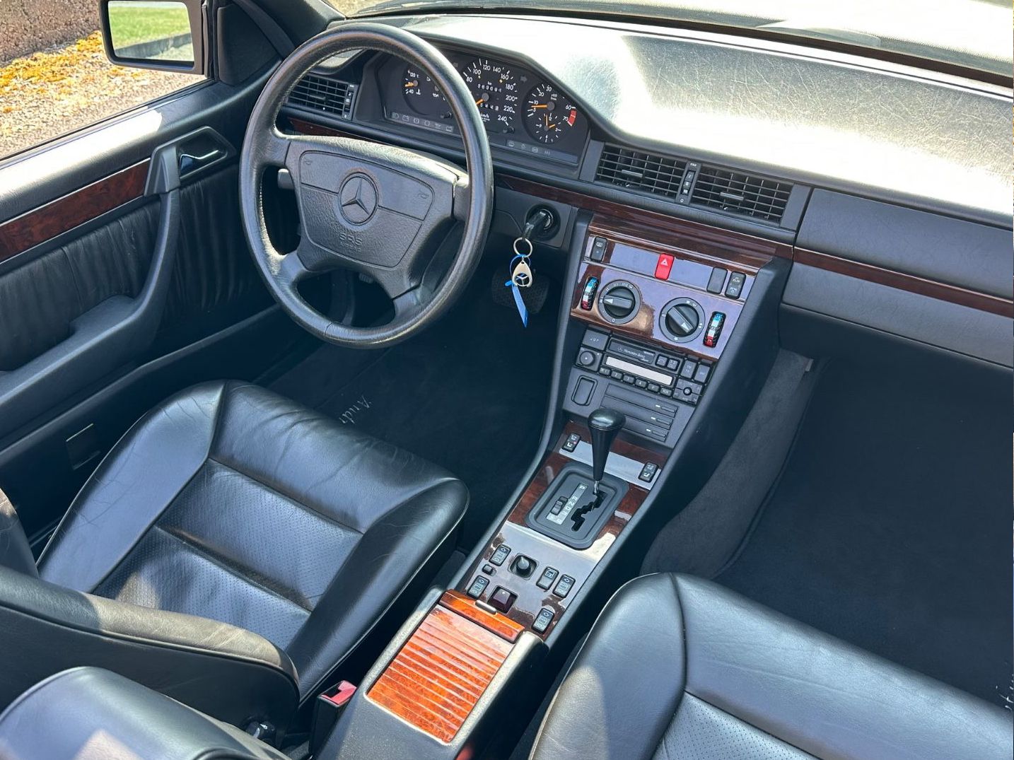 Fahrzeugabbildung Mercedes-Benz E 220 A124 ERSTLACK BRD im JAHRESWAGENZUSTAND