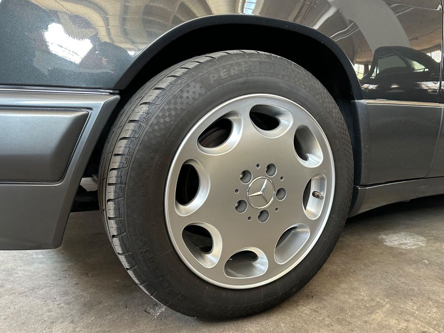 Fahrzeugabbildung Mercedes-Benz E 220 A124 ERSTLACK BRD im JAHRESWAGENZUSTAND