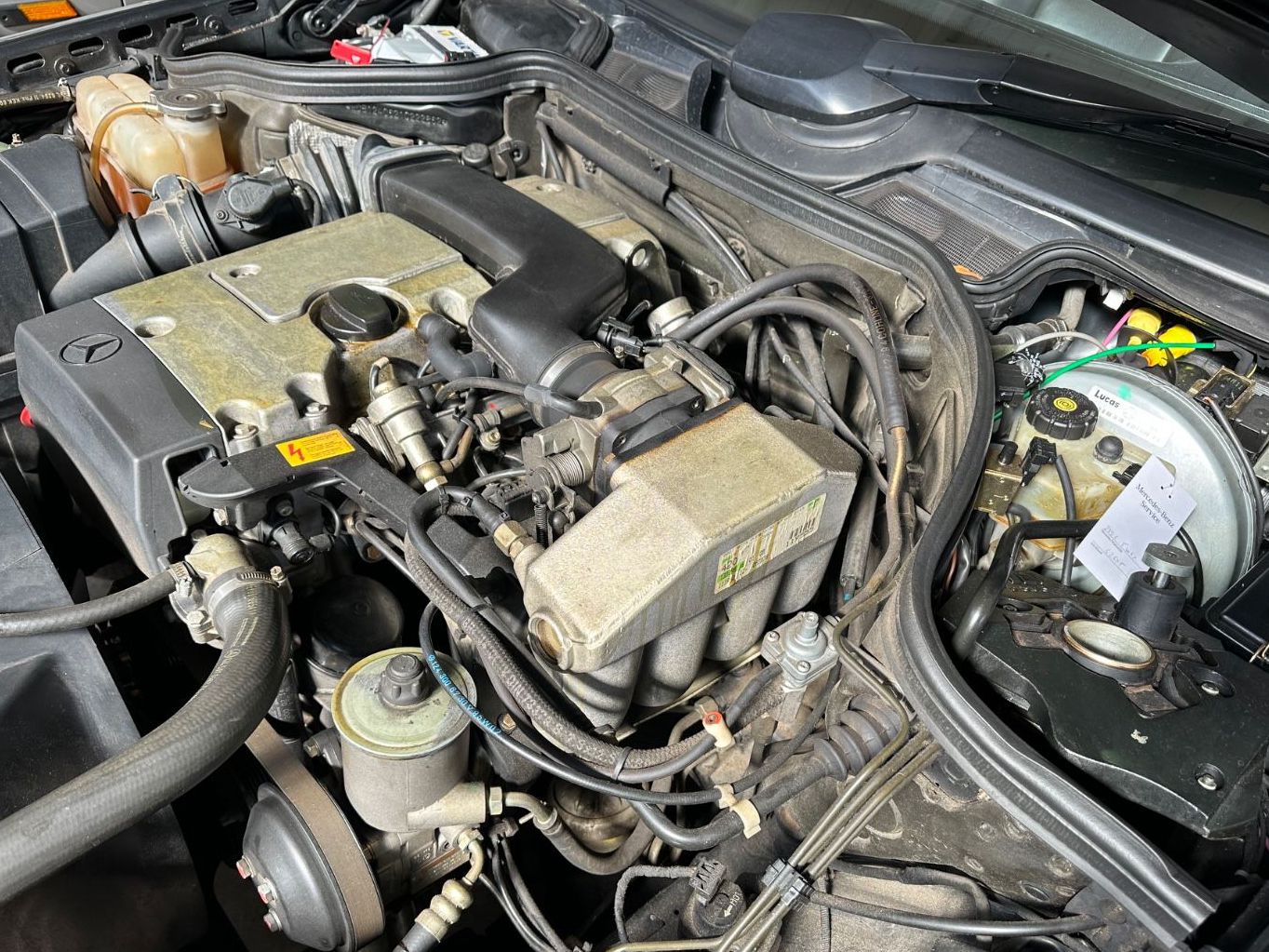 Fahrzeugabbildung Mercedes-Benz E 220 A124 ERSTLACK BRD im JAHRESWAGENZUSTAND