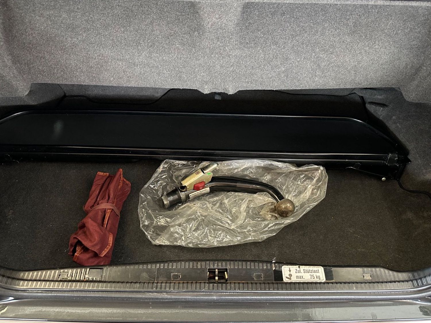 Fahrzeugabbildung Mercedes-Benz E 220 A124 ERSTLACK BRD im JAHRESWAGENZUSTAND