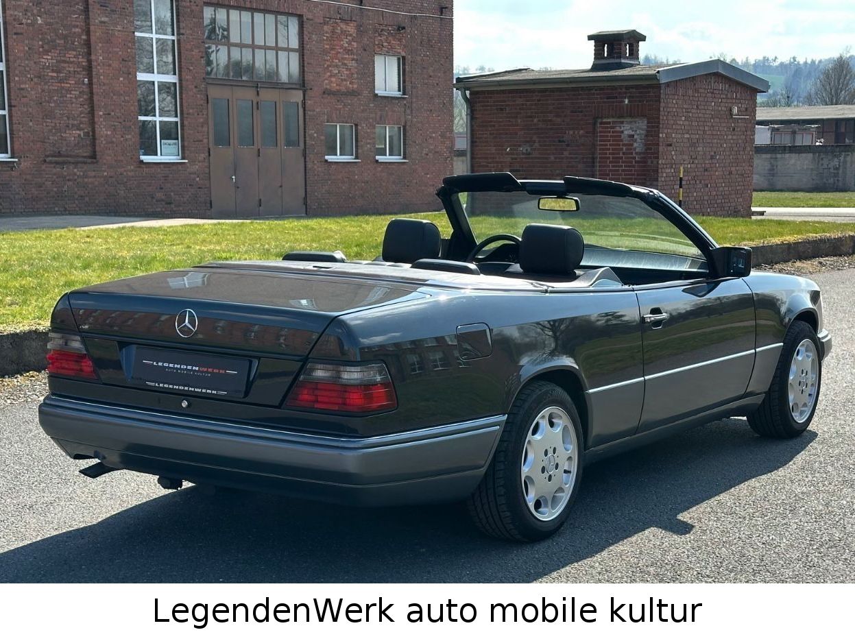 Fahrzeugabbildung Mercedes-Benz E 220 A124 ERSTLACK BRD im JAHRESWAGENZUSTAND