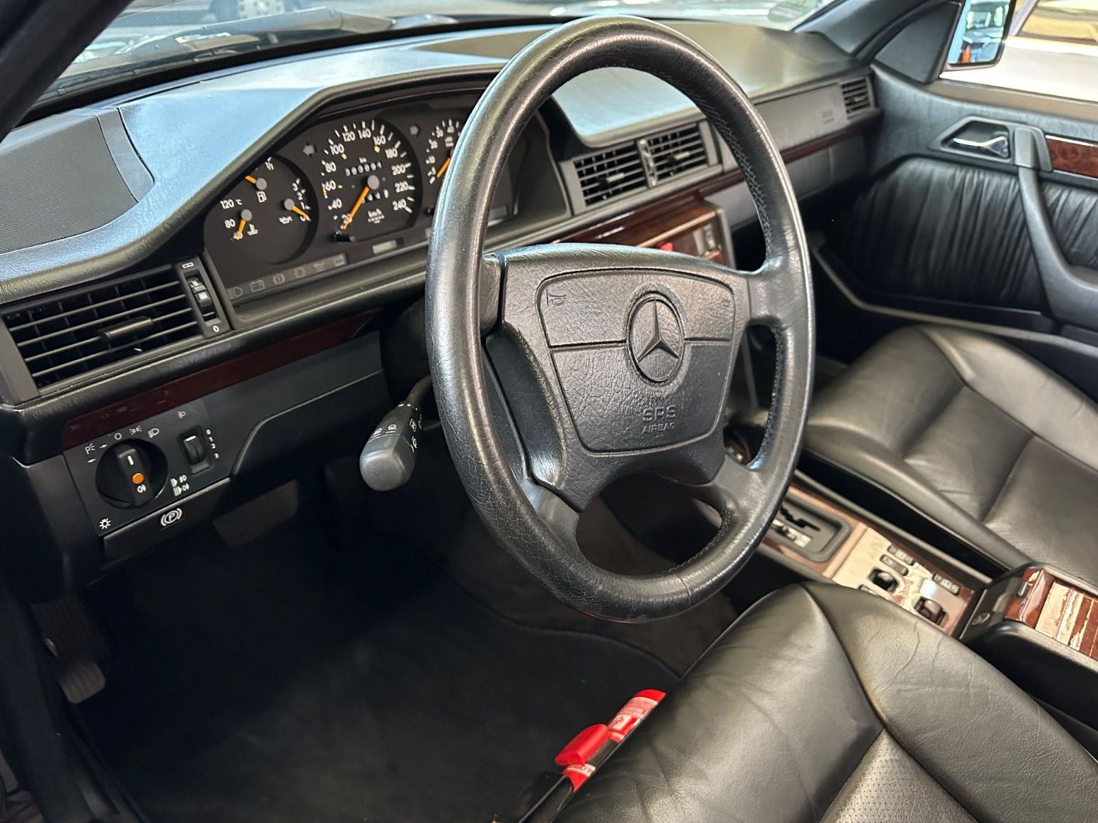 Fahrzeugabbildung Mercedes-Benz E 220 A124 ERSTLACK BRD im JAHRESWAGENZUSTAND
