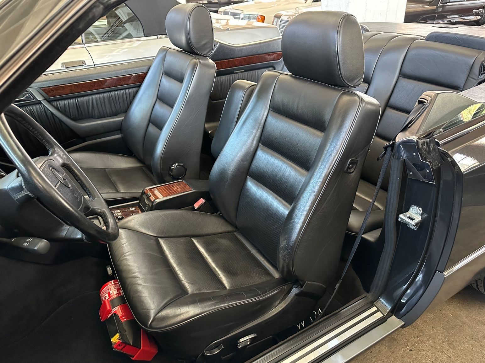 Fahrzeugabbildung Mercedes-Benz E 220 A124 ERSTLACK BRD im JAHRESWAGENZUSTAND