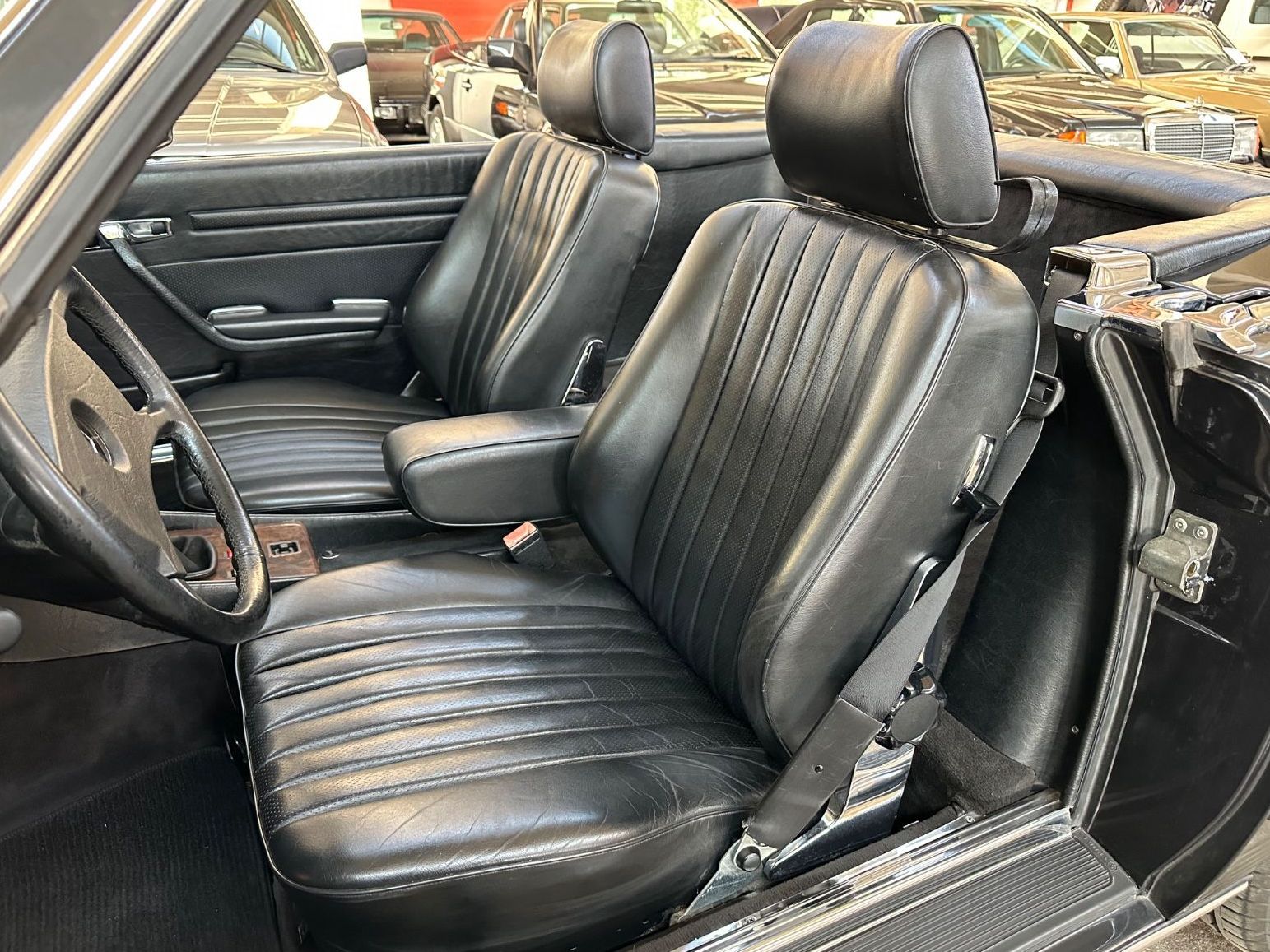 Fahrzeugabbildung Mercedes-Benz SL300 R107 SCHALTER  MB RESTAURIERT ClassicData2