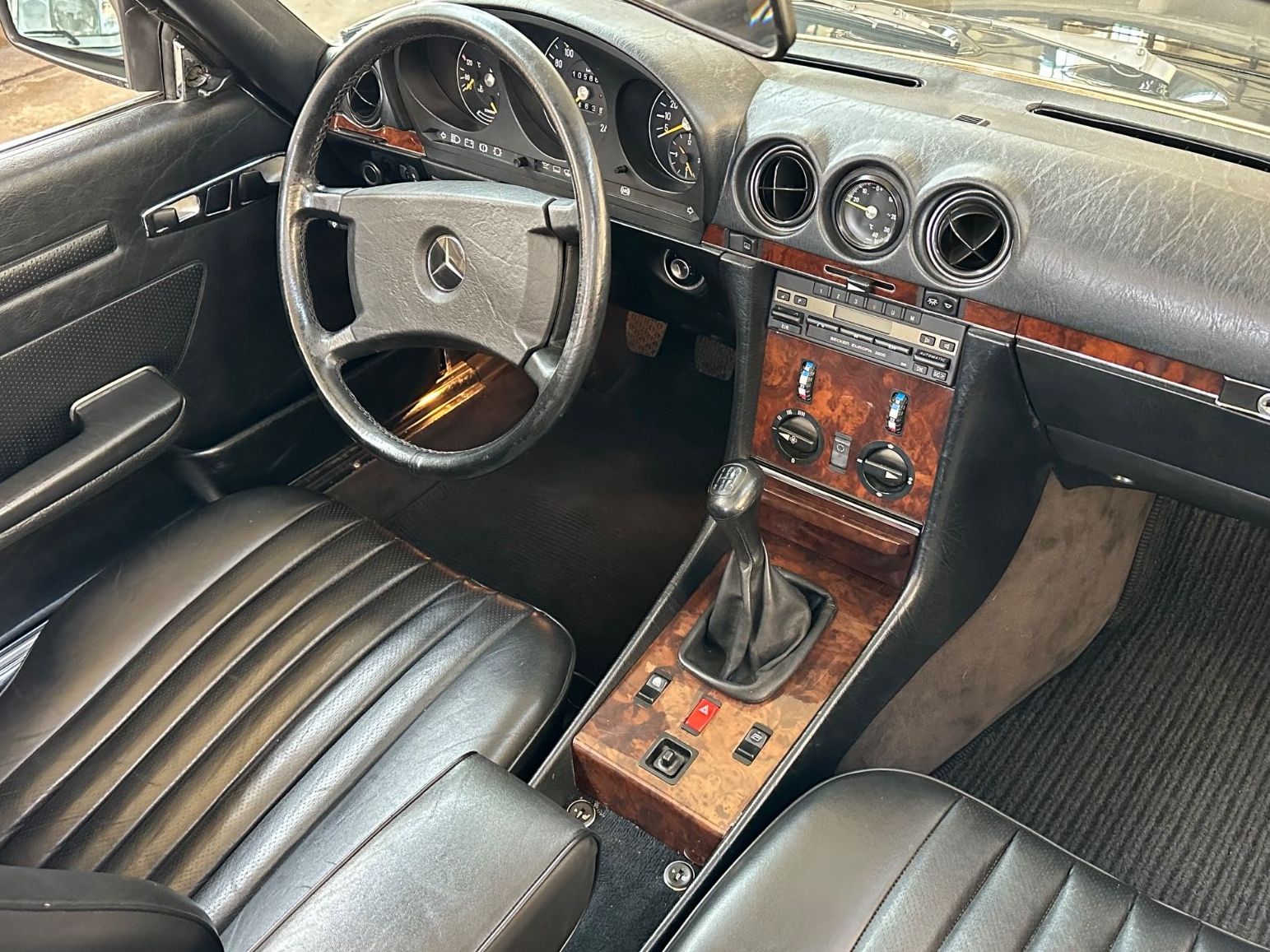 Fahrzeugabbildung Mercedes-Benz SL300 R107 SCHALTER  MB RESTAURIERT ClassicData2