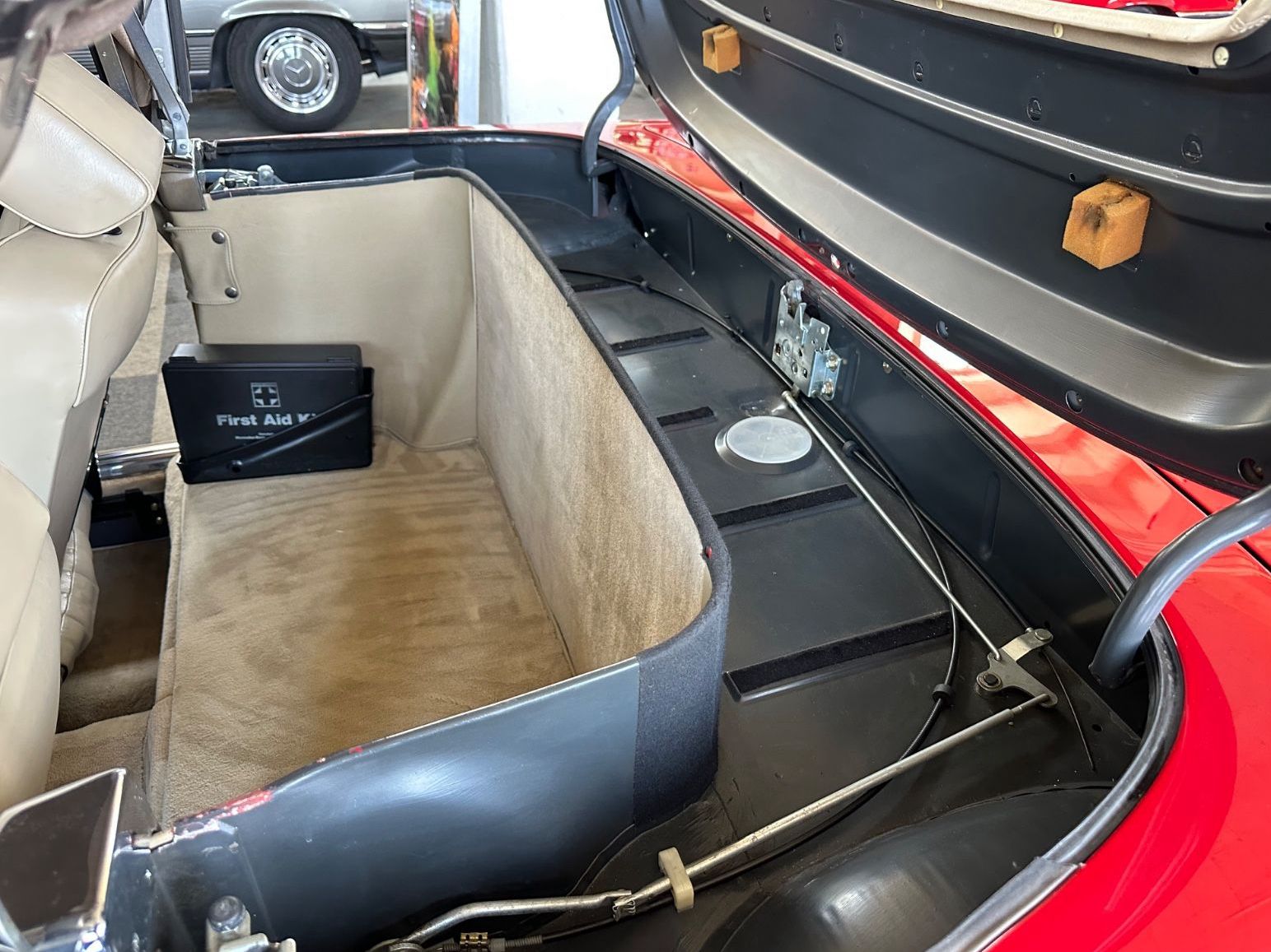 Fahrzeugabbildung Mercedes-Benz SL 560 R107 MB EU-Umrüstung Verdeck /Technik neu