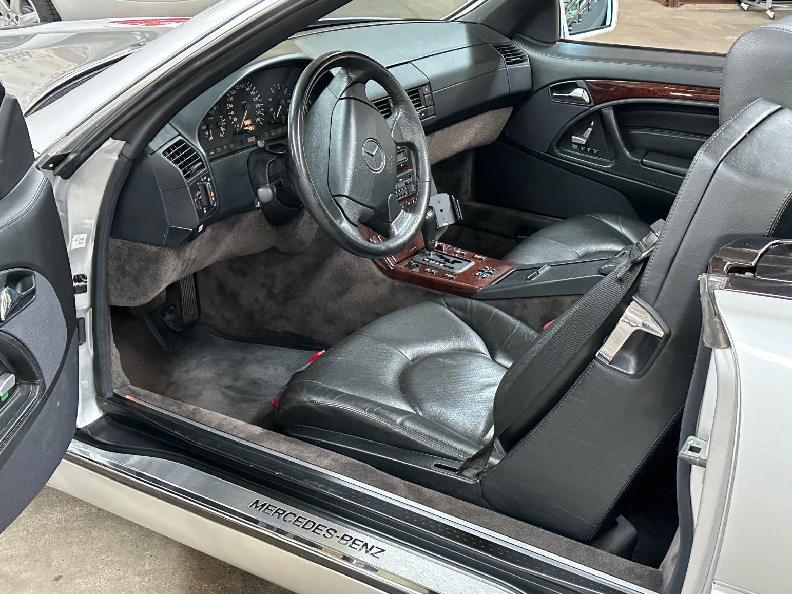 Fahrzeugabbildung Mercedes-Benz SL500 R129 PANORAMA GLASDACH AMG18" ADS 245 BRD