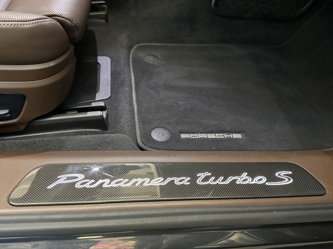 Fahrzeugabbildung Porsche Panamera Turbo S EXCLUSIV SPORT CHRONO + ABGAS