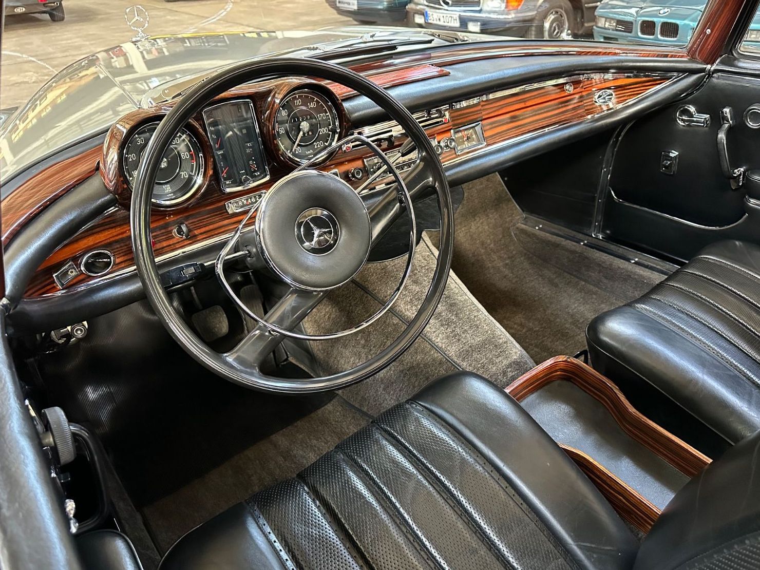 Fahrzeugabbildung Mercedes-Benz 250 SE W111 Hamburg Schweiz UNGESCHWEIßT SSD AUT