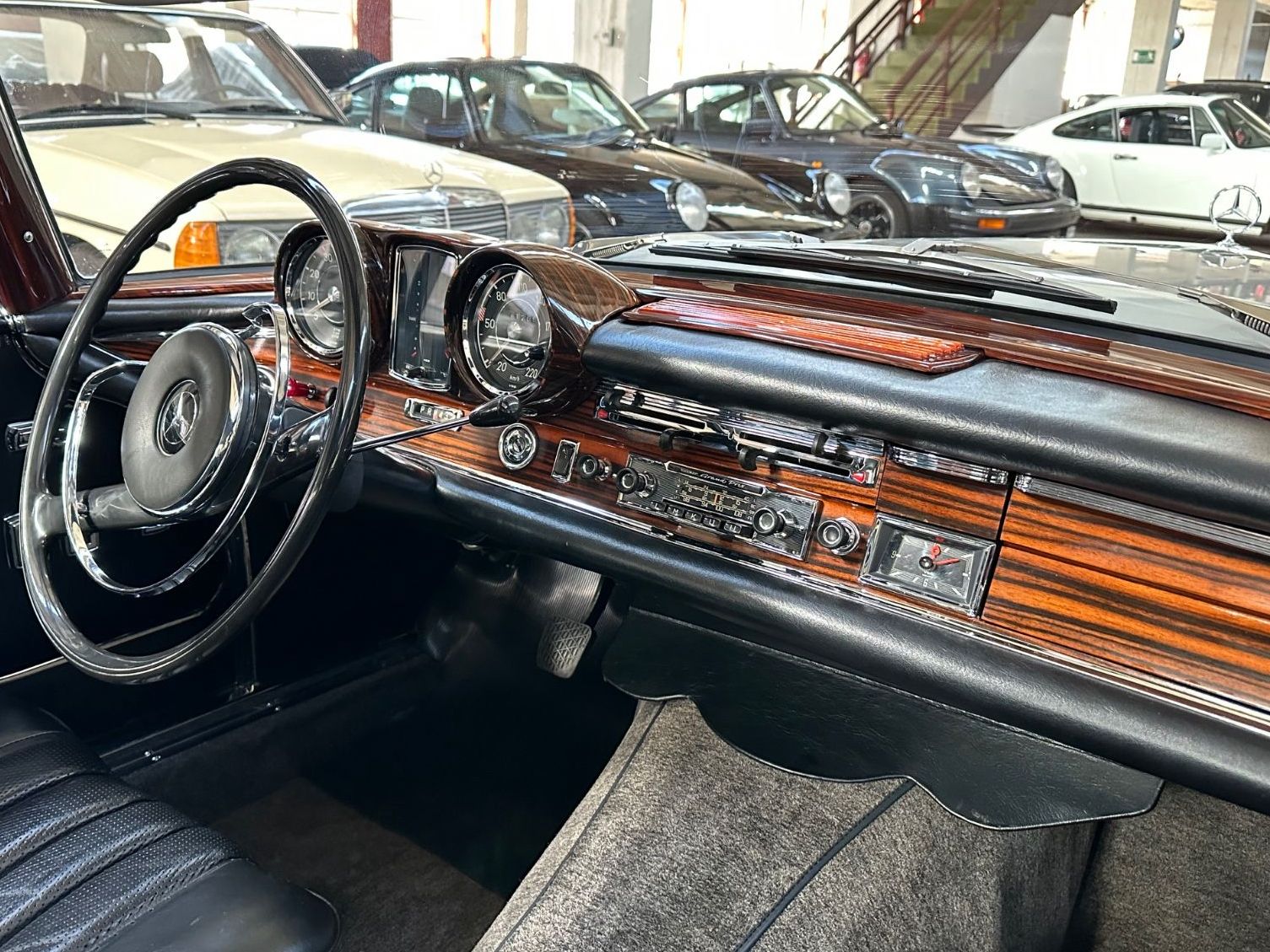 Fahrzeugabbildung Mercedes-Benz 250 SE W111 Hamburg Schweiz UNGESCHWEIßT SSD AUT