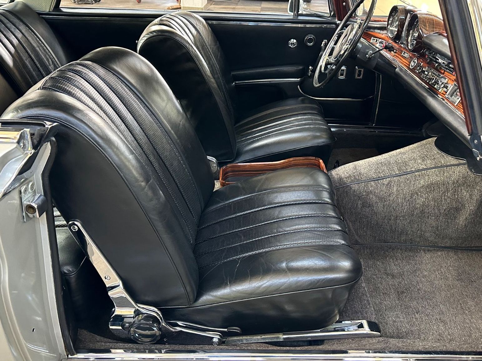 Fahrzeugabbildung Mercedes-Benz 250 SE W111 Hamburg Schweiz UNGESCHWEIßT SSD AUT