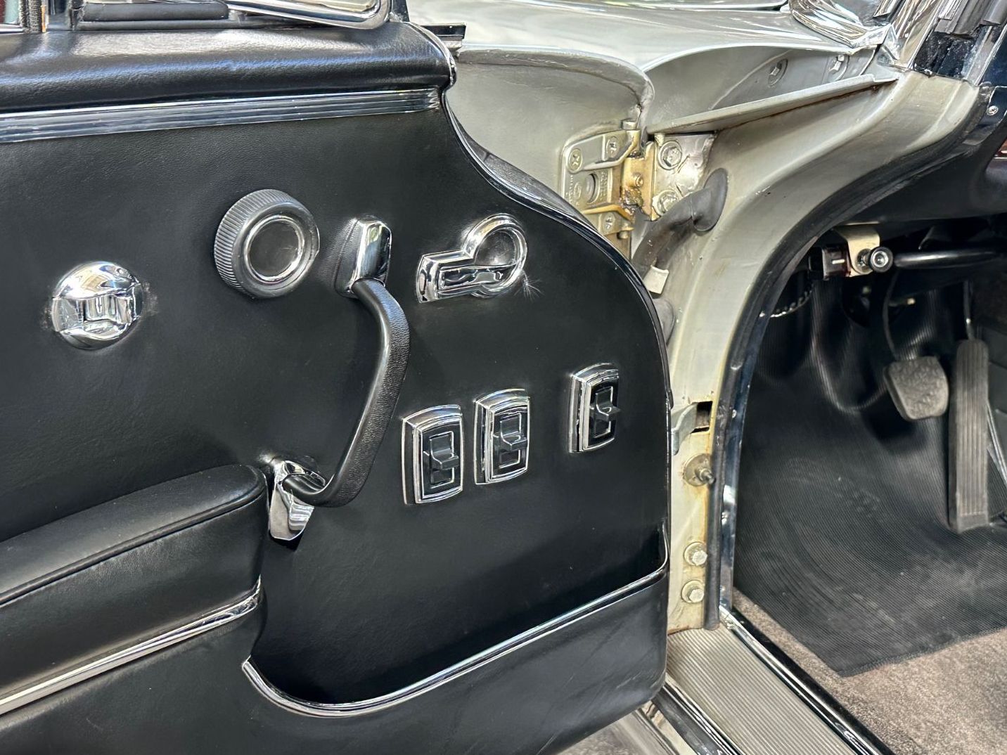 Fahrzeugabbildung Mercedes-Benz 250 SE W111 Hamburg Schweiz UNGESCHWEIßT SSD AUT