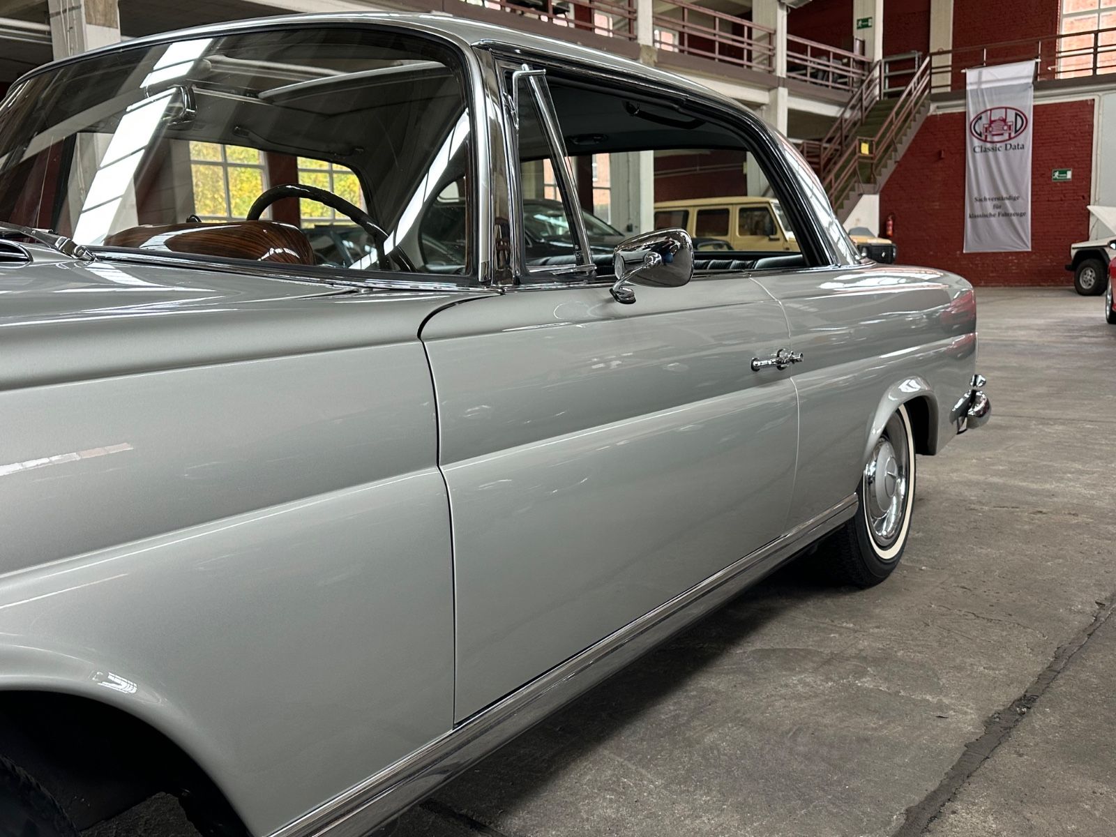 Fahrzeugabbildung Mercedes-Benz 250 SE W111 Hamburg Schweiz UNGESCHWEIßT SSD AUT
