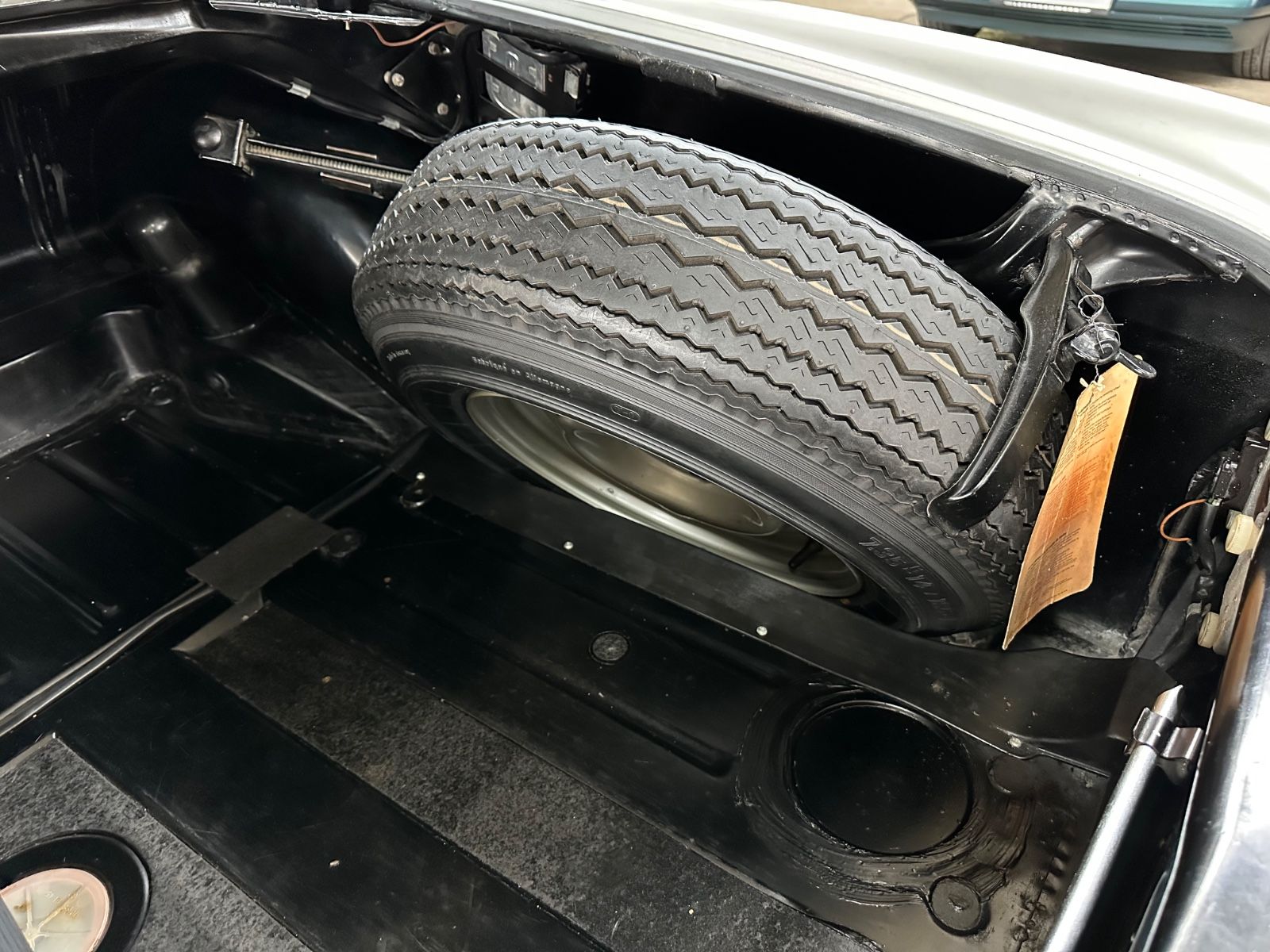 Fahrzeugabbildung Mercedes-Benz 250 SE W111 Hamburg Schweiz UNGESCHWEIßT SSD AUT