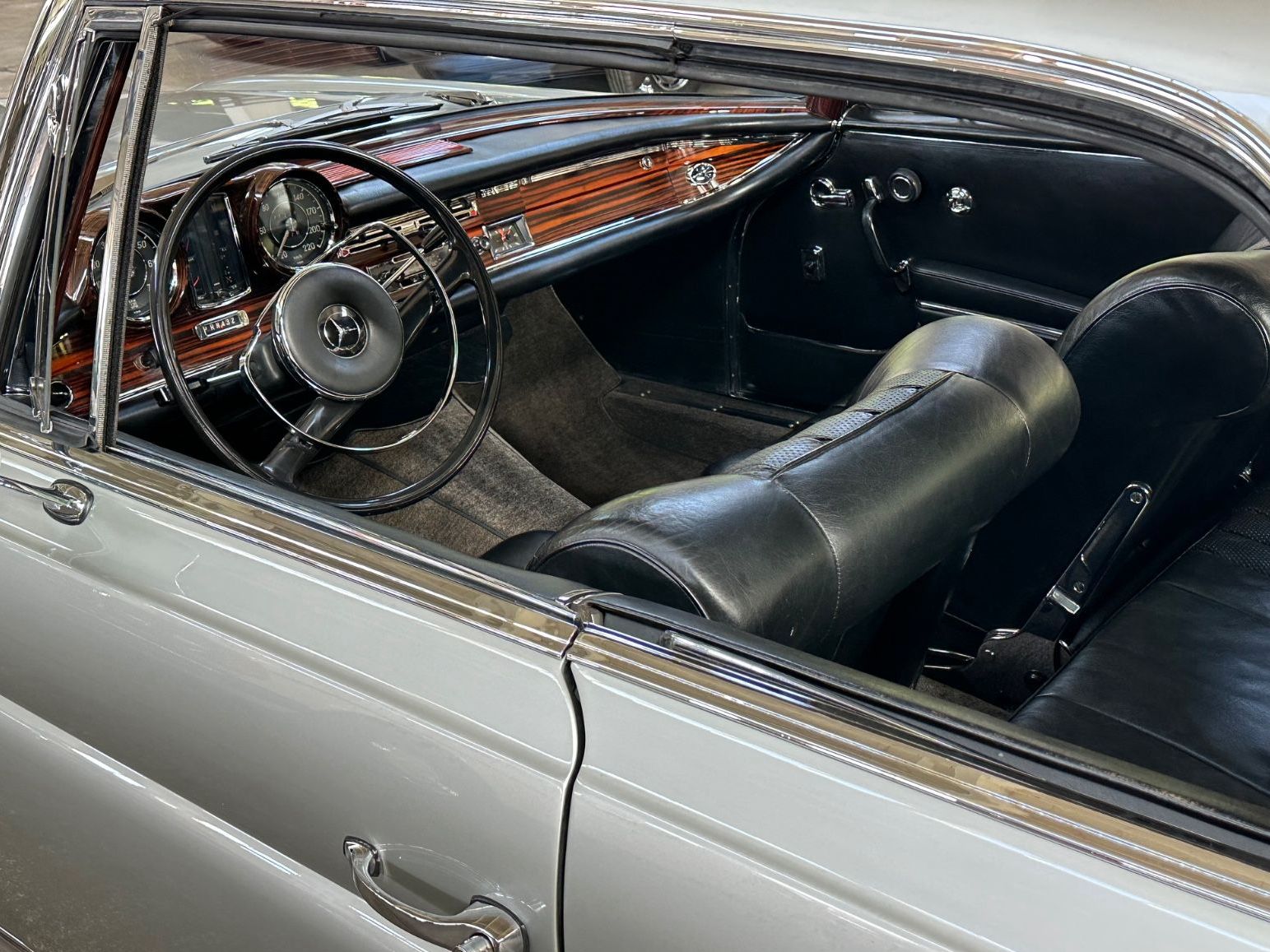 Fahrzeugabbildung Mercedes-Benz 250 SE W111 Hamburg Schweiz UNGESCHWEIßT SSD AUT