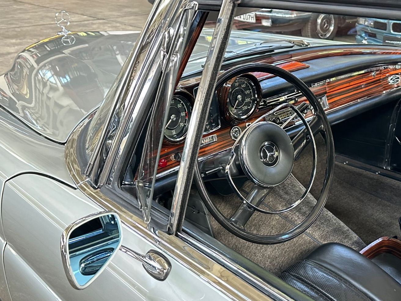 Fahrzeugabbildung Mercedes-Benz 250 SE W111 Hamburg Schweiz UNGESCHWEIßT SSD AUT