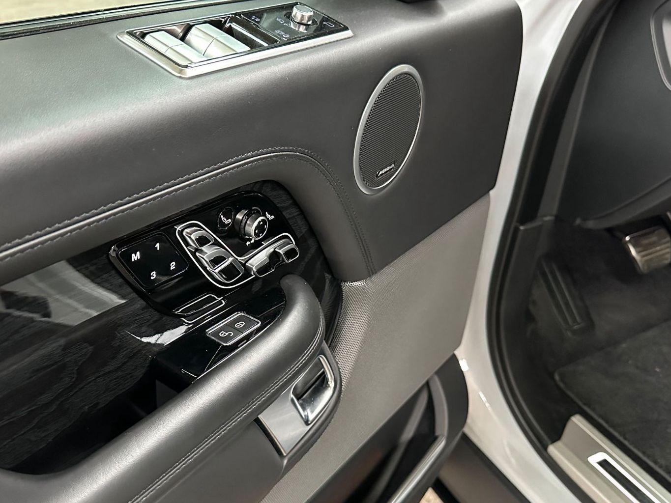 Fahrzeugabbildung Land Rover Range Rover SV Autobiography LWB LANG VOLL 1. Hd