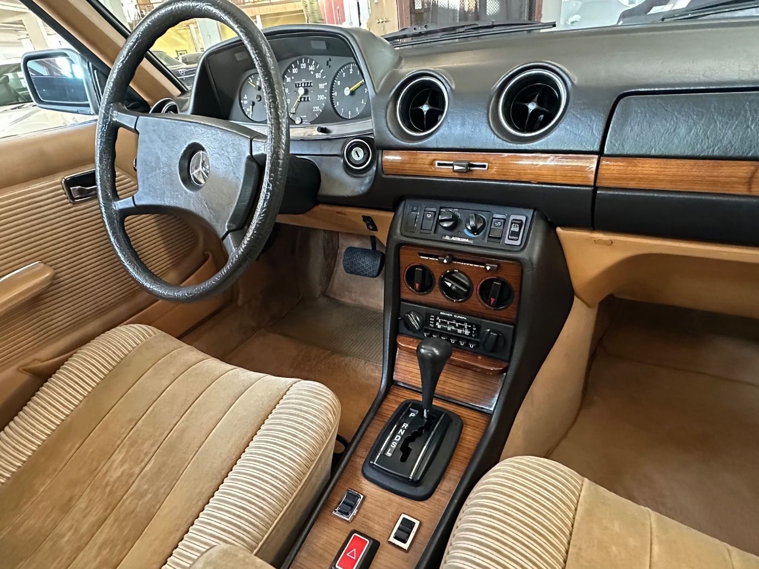 Fahrzeugabbildung Mercedes-Benz 280 CE W123 KLIMA SSD ESH AUTOMAT VELOURS BECKER