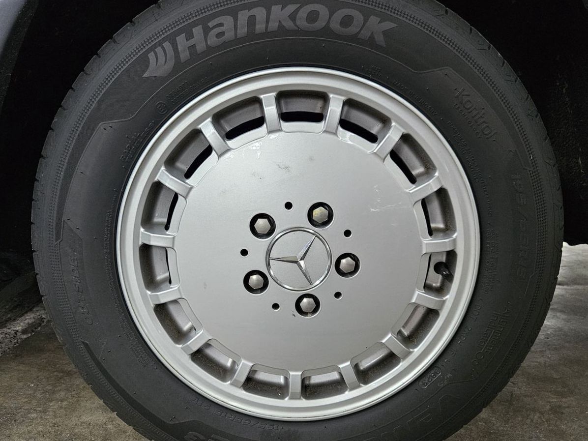 Fahrzeugabbildung Mercedes-Benz 230 CE W124 KLIMA LEDER ASD PERLMUTTGRAU 122