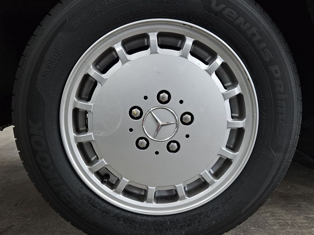 Fahrzeugabbildung Mercedes-Benz 230 CE W124 KLIMA LEDER ASD PERLMUTTGRAU 122