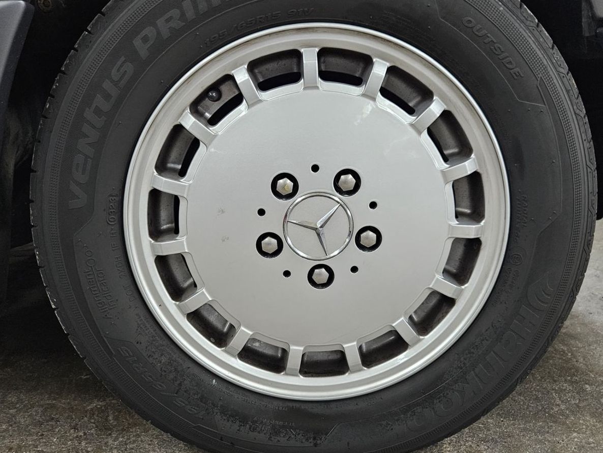 Fahrzeugabbildung Mercedes-Benz 230 CE W124 KLIMA LEDER ASD PERLMUTTGRAU 122