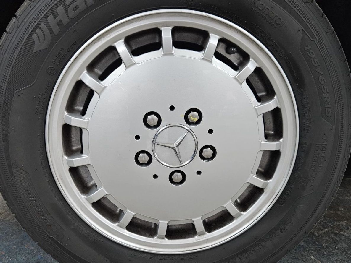 Fahrzeugabbildung Mercedes-Benz 230 CE W124 KLIMA LEDER ASD PERLMUTTGRAU 122