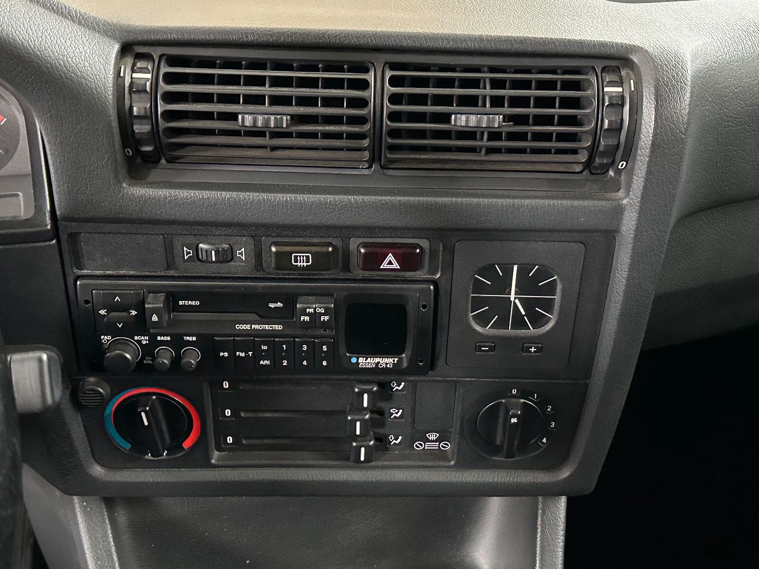 Fahrzeugabbildung BMW 320i E30 Cabriolet Schalter Verdeck nagelneu BRD