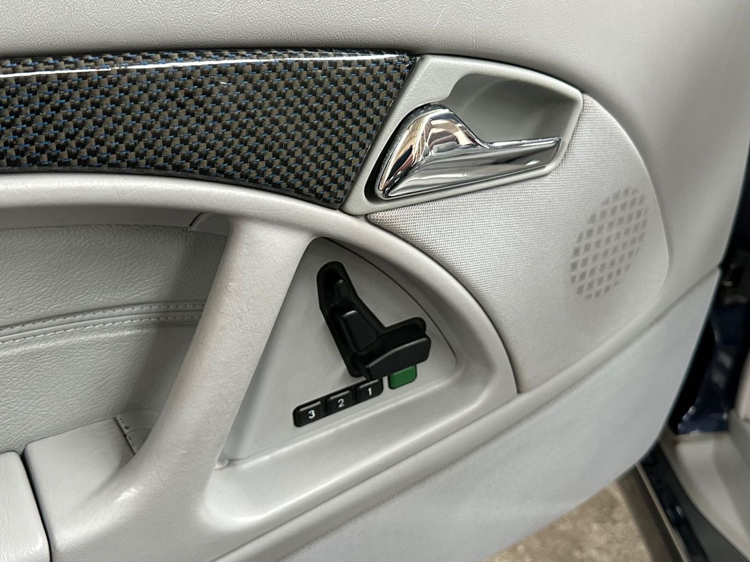 Fahrzeugabbildung Mercedes-Benz SL320 R129 2Hd. 1.Lack  Panorama AMG DESIGNO BRD