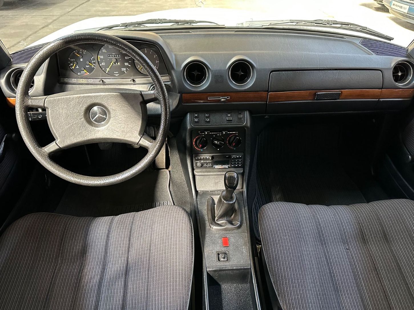 Fahrzeugabbildung Mercedes-Benz 200T S123 W Erstlack Ungeschweißt BRD Scheckheft