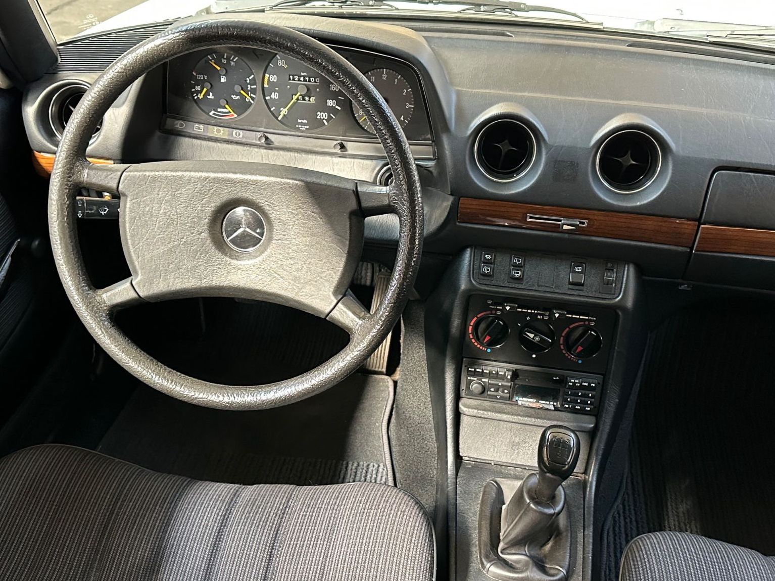 Fahrzeugabbildung Mercedes-Benz 200T S123 W Erstlack Ungeschweißt BRD Scheckheft