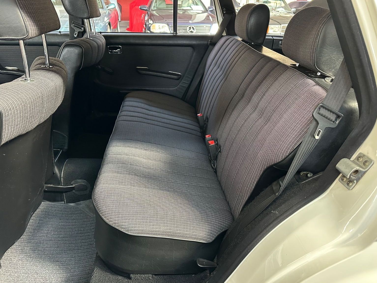 Fahrzeugabbildung Mercedes-Benz 200T S123 W Erstlack Ungeschweißt BRD Scheckheft