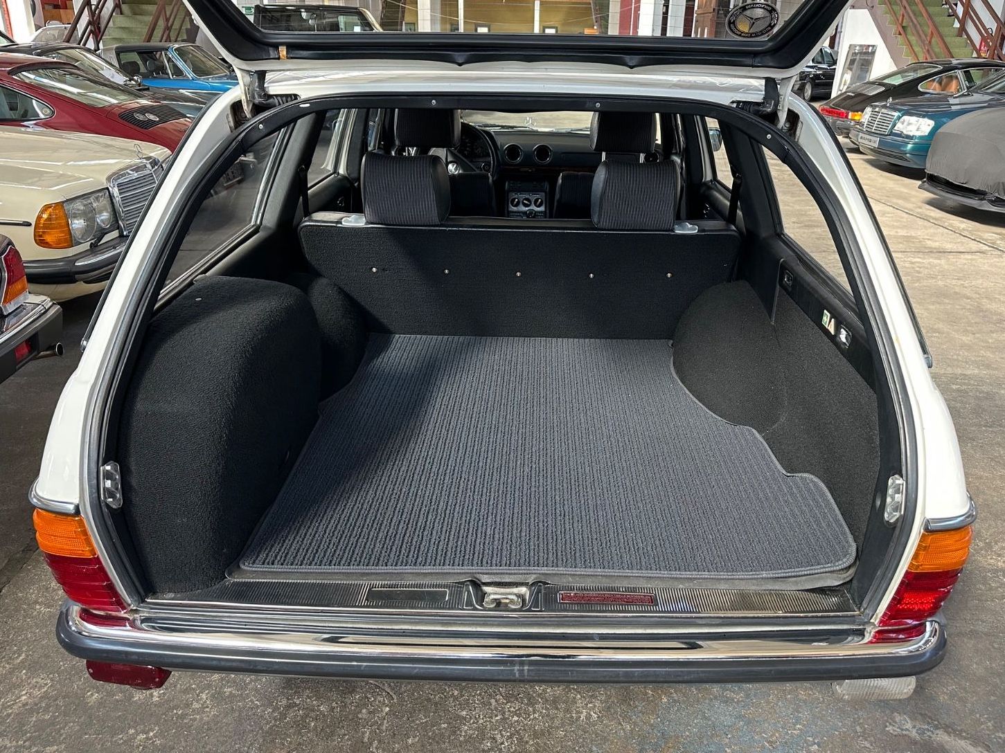 Fahrzeugabbildung Mercedes-Benz 200T S123 W Erstlack Ungeschweißt BRD Scheckheft