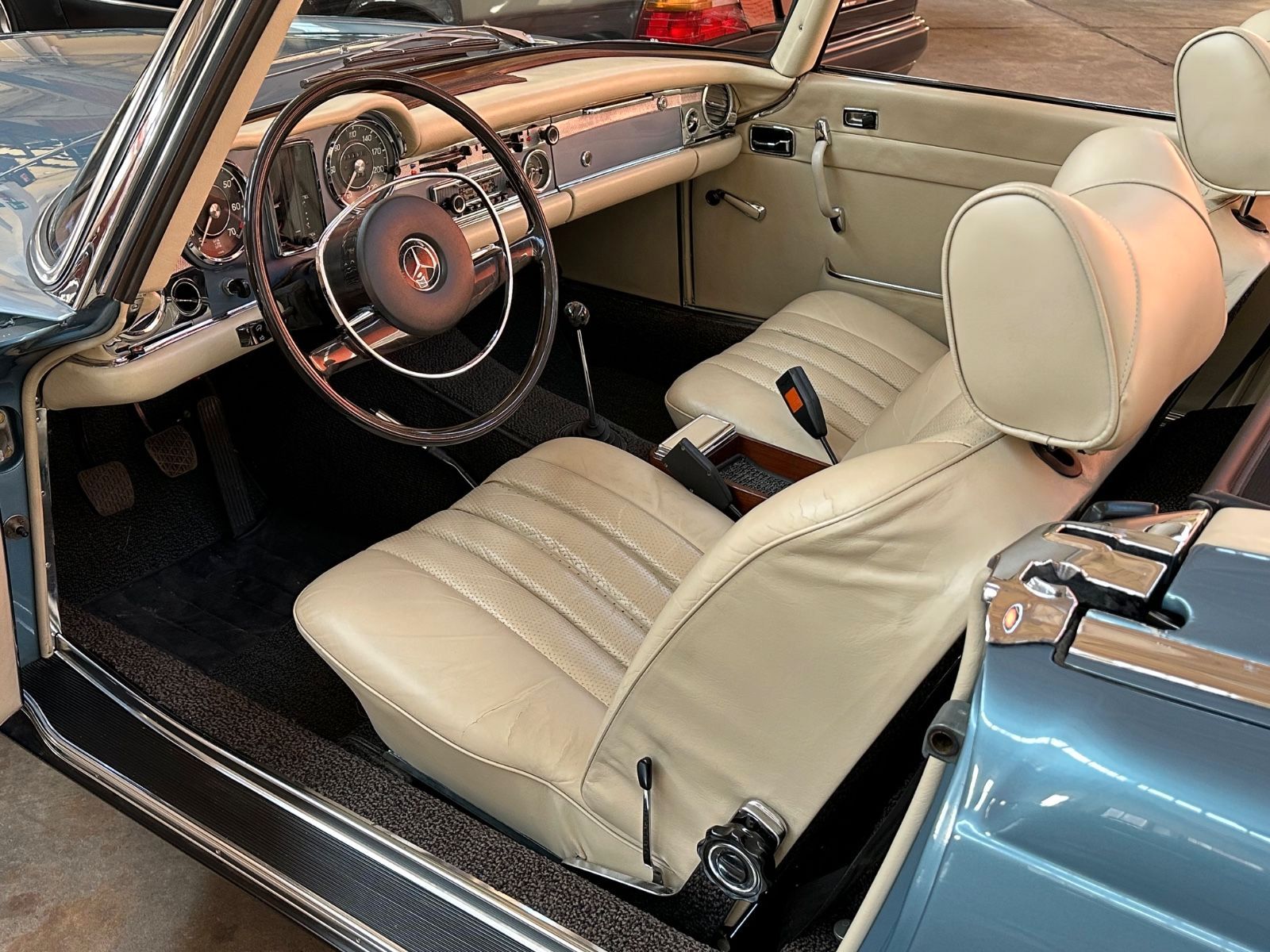 Fahrzeugabbildung Mercedes-Benz SL 280 Pagode W113 Schalter Schweiz MATCHING 1-