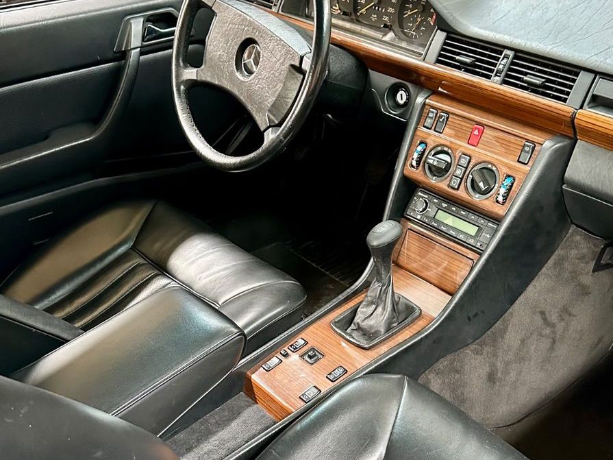 Fahrzeugabbildung Mercedes-Benz 230 CE W124 KLIMA LEDER ASD PERLMUTTGRAU 122