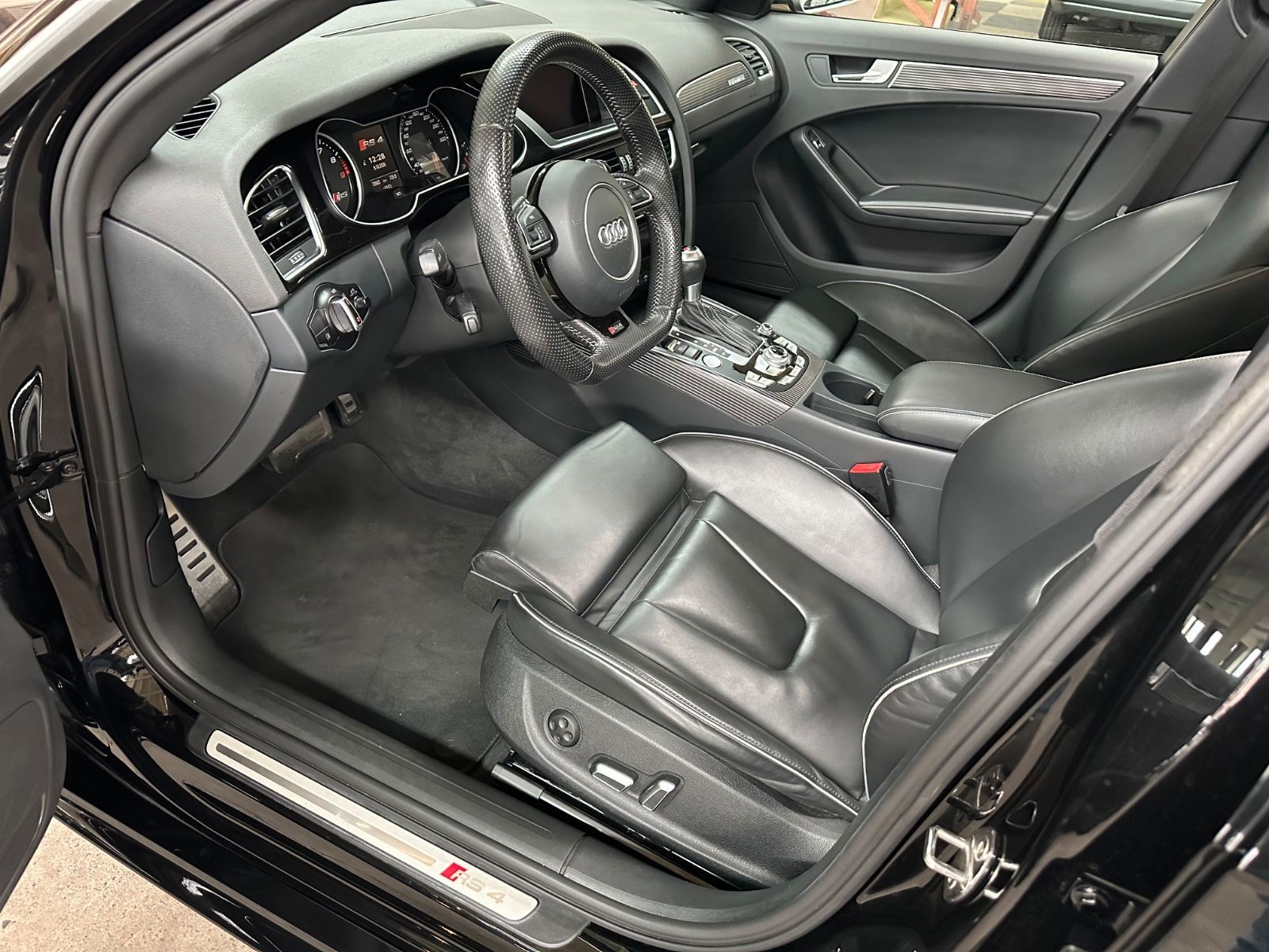Fahrzeugabbildung Audi RS4 B8 Avant 4.2 FSI SERVICE/BREMSEN/REIFEN neu!