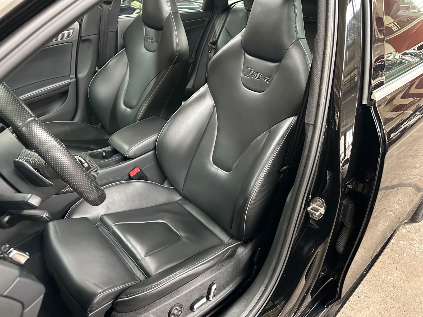 Fahrzeugabbildung Audi RS4 B8 Avant 4.2 FSI SERVICE/BREMSEN/REIFEN neu!