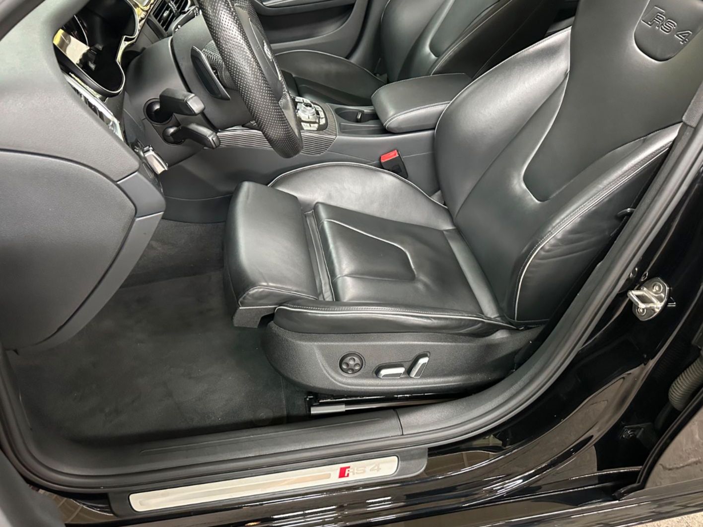 Fahrzeugabbildung Audi RS4 B8 Avant 4.2 FSI SERVICE/BREMSEN/REIFEN neu!