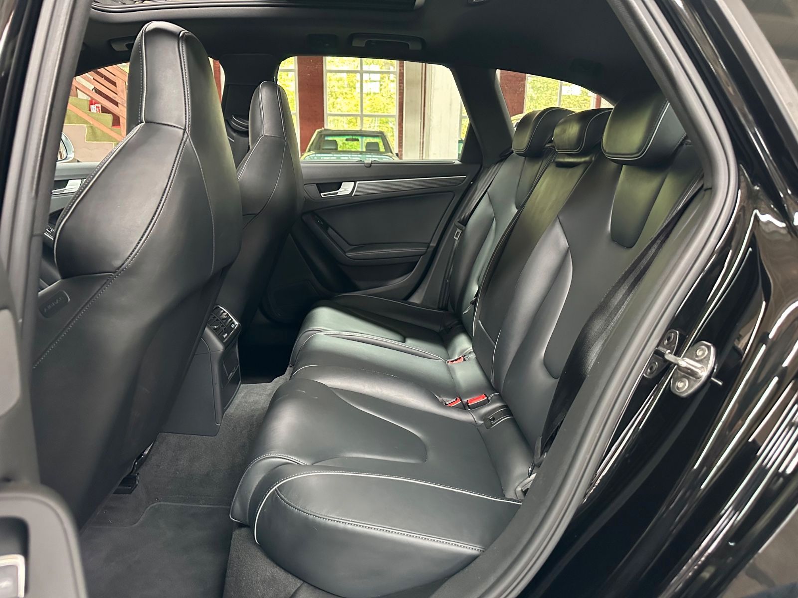 Fahrzeugabbildung Audi RS4 B8 Avant 4.2 FSI SERVICE/BREMSEN/REIFEN neu!
