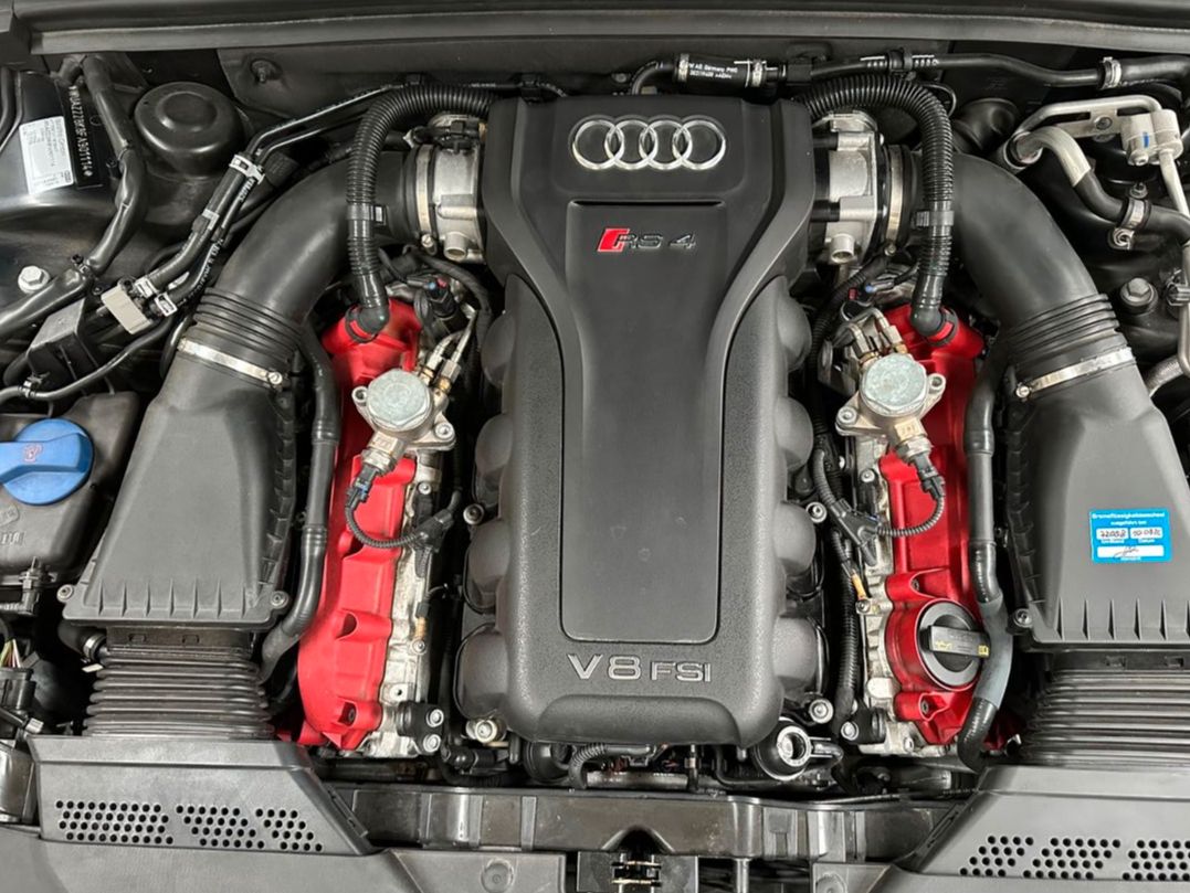 Fahrzeugabbildung Audi RS4 B8 Avant 4.2 FSI SERVICE/BREMSEN/REIFEN neu!