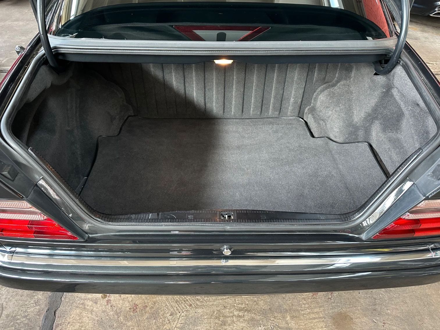 Fahrzeugabbildung Mercedes-Benz E 500 W124 MoPf MB-Rechnungs-gepflegt PROMINENT